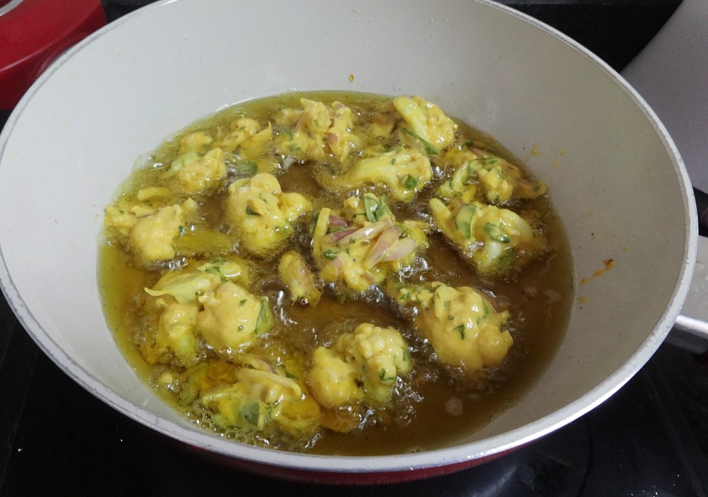 cauliflower pakoras step by step recipe frying